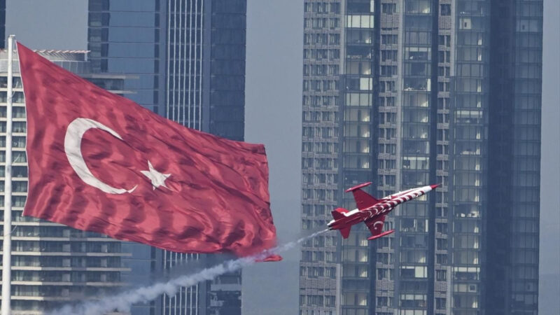 İstanbul Boğazı’nda Solo Türk Rüzgarı…